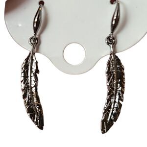 PARIS Earrings Pierced Silvertone Feathers‎ Dangling NWOT